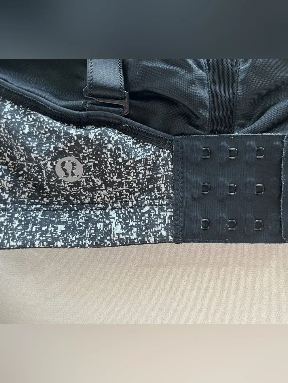 Lululemon Ta Ta Tamer Sports Bra Sz 34DD Black convertible thick padded straps